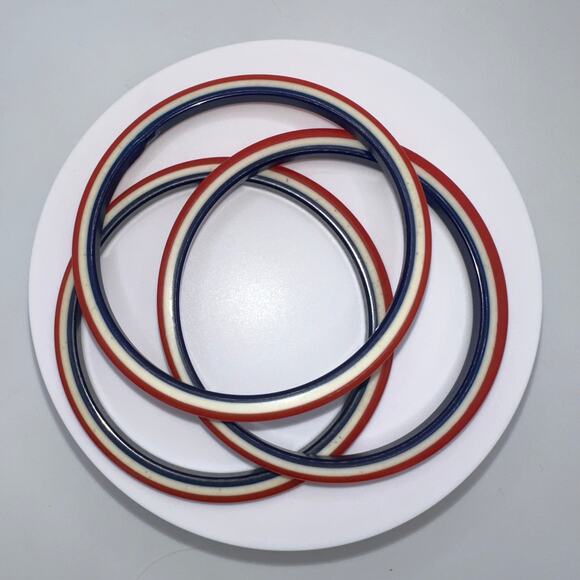 Set of 3 1940s vintage red white blue swirled lucite stackable bangle bracelets - Picture 2 of 8